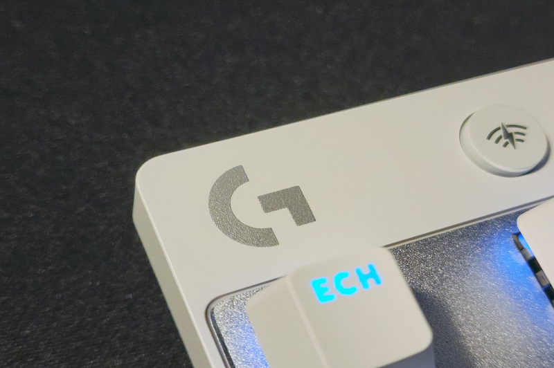 Logitech G Pro Included Lightspeed allows you to connect up to two wireless devices, such as<strong>the Logitech G Pro X TKL and the Logitech G Pro X Superlight 2</strong>for example. In our testing, the keyboard never suffered from disconnection, and the delay between pressing a key and on-screen action felt non-existent. It is also possible to connect the Logitech G Pro . If your test version is equipped with <strong>brown switch</strong>, the Logitech G Pro X TKL is also available with blue or red switches. The keyboard has molded PBT keycaps, making it impossible for the lettering to disappear.</p>
<p><img decoding=