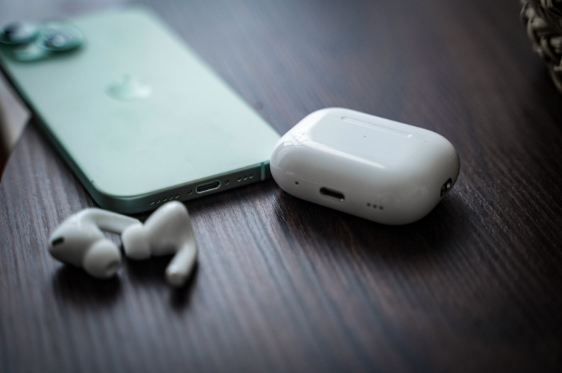 AirPods Pro 2 USB-C review: what's new for the first Apple headphones in USB-C?” /></p>
<p> © Presse-citron </p>
<p>Apple and audio, it’s a love story. From the iTunes and iPod revolution to Beats and AirPods, Apple has managed to establish itself as a reference in consumer audio. To the point of democratizing wireless headphones, until now reserved for a small niche.</p>
<p>For the release of the iPhone 15, the company also discreetly announced new AirPods Pro. A 2023 edition whose great novelty lies in the <strong>integration of USB-C</strong> instead of Lightning. Just to bring a little homogeneity to its ranges.</p>
<p>After almost a month of use, we are able to tell you if buying your AirPods Pro 2 USB-C is worth it.</p>
<p><img decoding=