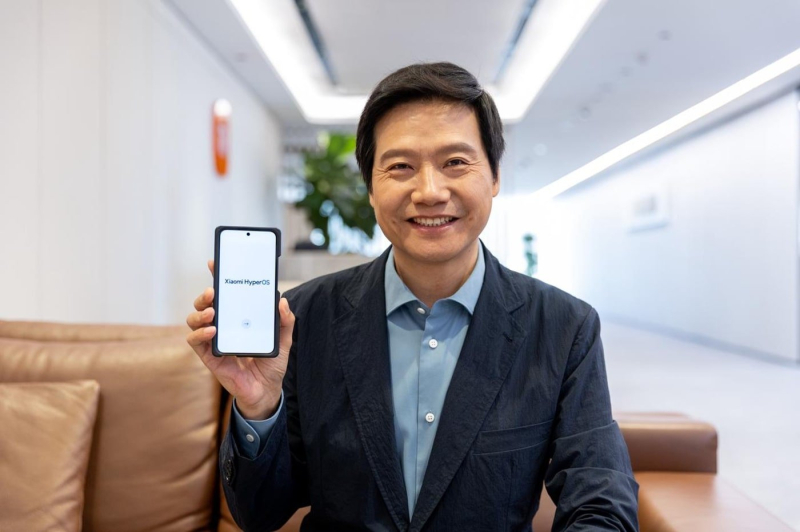 Xiaomi launches its HyperOS operating system, should Android be worried? ter?” /></p>
<p> © Lei Jun </p>
<p>There have been rumors for a while about the preparation of a new operating system for Xiaomi smartphones. And today, the project is official. Indeed, the manufacturer has just announced this new platform, called HyperOS, which will replace MIUI, the operating system based on Android created 13 years ago. HyperOS will be officially launched with the Xiaomi 14 series, which will use this new operating system.</p>
<p>At the moment, we do not have all the details on this new OS. However, according to the explanations of Lei Jun, CEO of Xiaomi, it is not entirely based on Android. “By combining Android with our Xiaomi Vela, #XiaomiHyperOS has completely changed the underlying architecture to serve as the basis for connecting billions of devices and connections,” he wrote in a post on X (the old Twitter).</p>
<p>For information, Vela is an operating system that Xiaomi launched in 2020 for the Internet of Things. Based on the NuttX operating system, this OS would improve connectivity on connected objects. At the moment, it is not clear what the benefits of this Vela integration will be. But it is very likely that Xiaomi has decided to use its own operating system on its smartphones, while continuing to support Android applications and taking advantage of the advantages of Google's OS.</p>
<p> <center ></p>
<blockquote class=