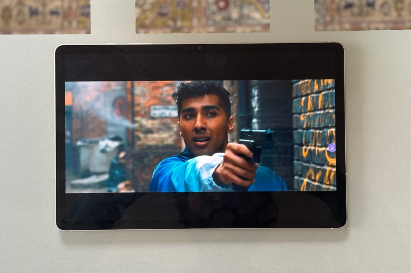How does Samsung's Galaxy Tab S9 compare to the iPad Air?