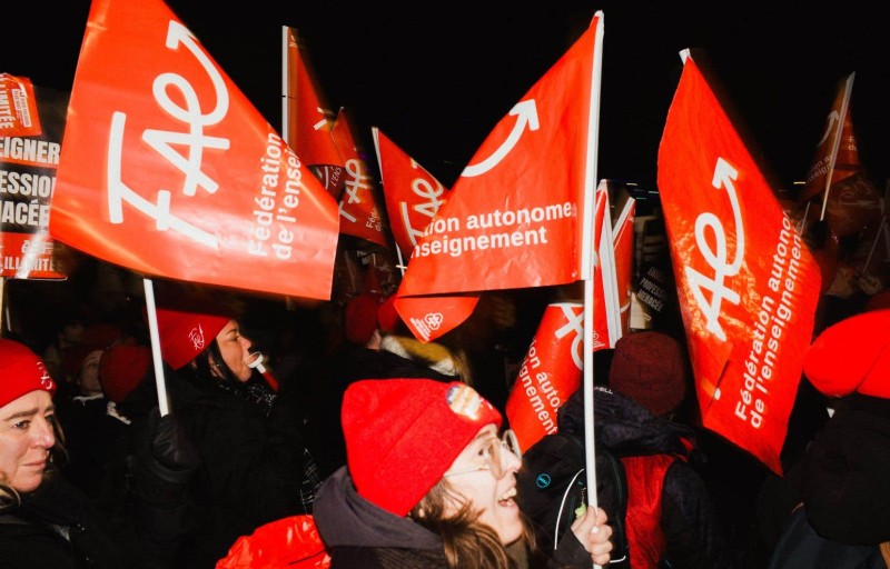 Striking teachers blocked access to the ports of Montreal and Quebec