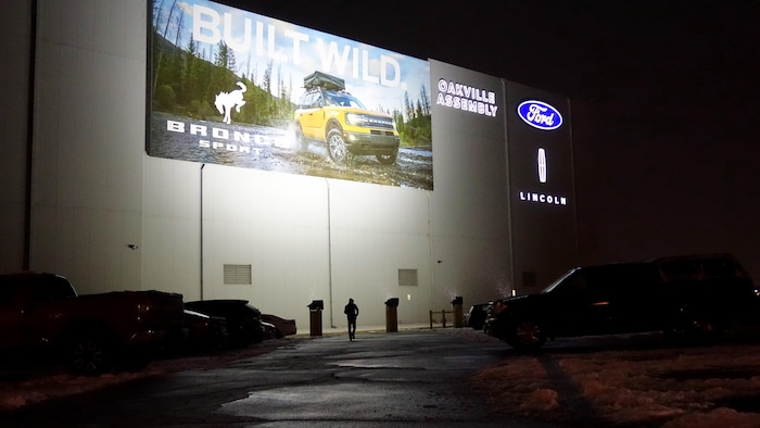 Thieves break through fence and take 14 SUVs at Ford&#39;s Oakville plant