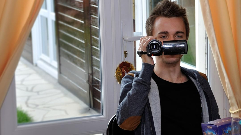 Thank You Internet: Why You Need to Watch This Squeezie Documentary Series ?