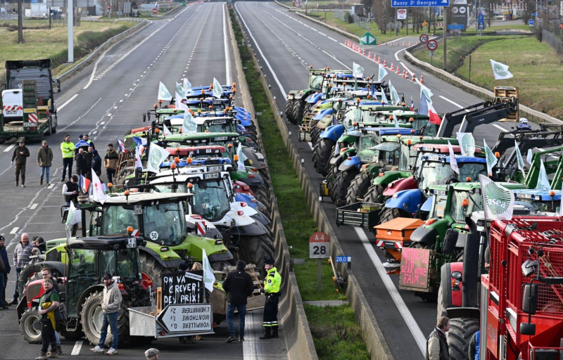 Farmers start a &#39;siege&#39; of Paris and raise tension