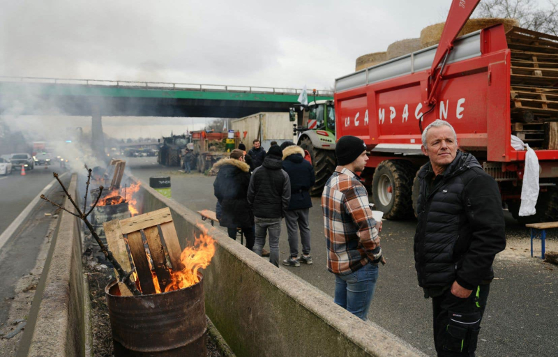 French farmers continue to block strategic routes around Paris