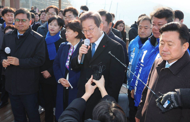 Stabbed, South Korean opposition leader in intensive care