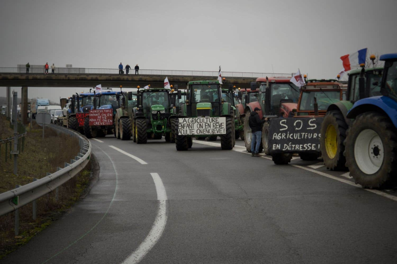 The anger of French farmers spreads on the roads