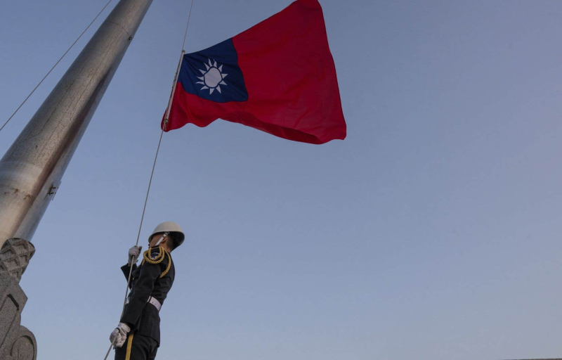 The Chinese army says it will “crush” any attempt at “independence” from Taiwan