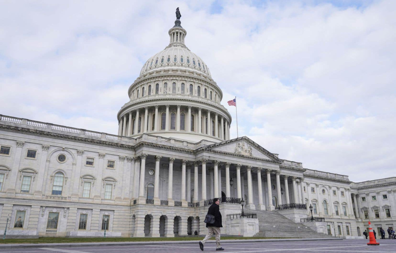 The US Congress narrowly avoids a budgetary paralysis of the country