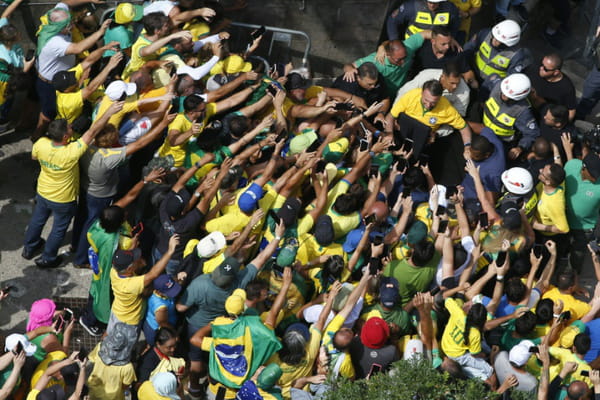 Brazil: in front of thousands of supporters, Bolsonaro denounces his ineligibility