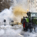 Hundreds of tractors paralyze Brussels