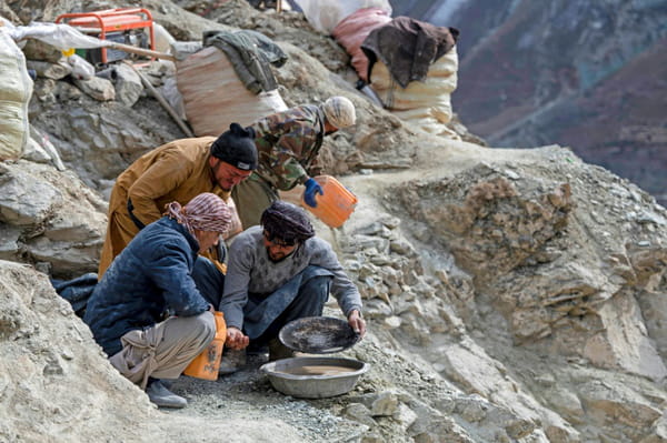 Afghanistan: gold miners brave debts and death