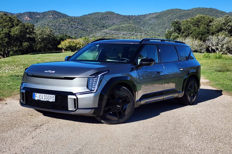 A double for the (gigantic) Kia EV9 electric SUV at the 2024 World Car Awards