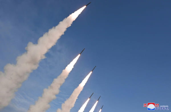 North Korea: Kim supervises “very large” rocket launchers