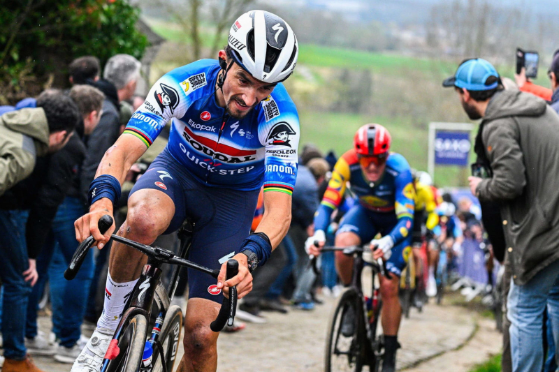 DIRECT. Through Flanders: without van der Poel, a chance for Alaphilippe ? Follow the race