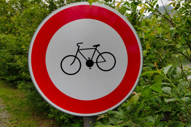 The Highway Code has changed, too many French people don&#39;t know what this sign really means