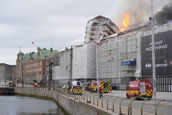 Fire at the Copenhagen Stock Exchange, spectacular images