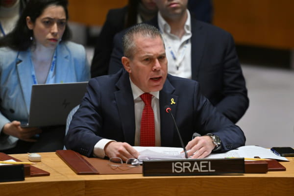The United States blocks full Palestinian membership in the UN
