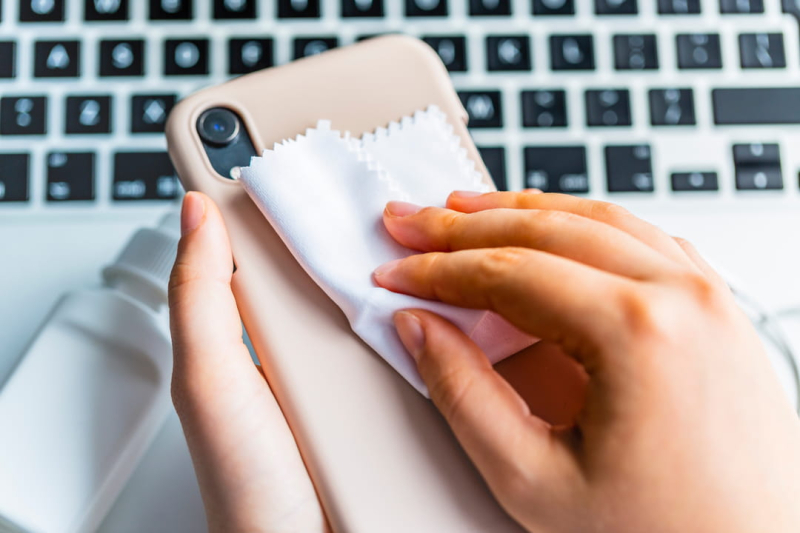 &#39;Don&#39;t do that&#39;: This expert explains how to properly clean your phone and puts an end to a popular belief