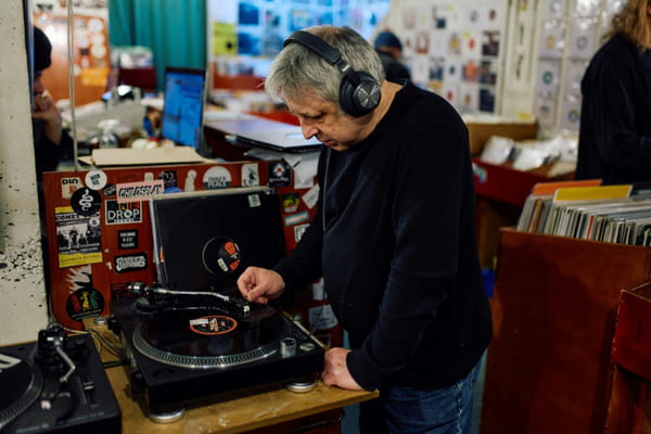 “Feel, touch, look”: in the United Kingdom, a new golden age for vinyls