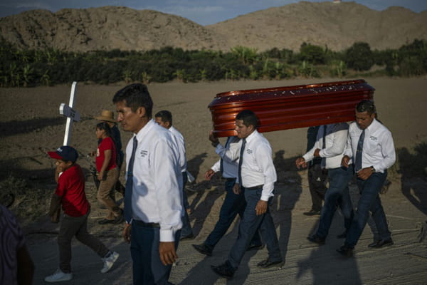 In Peru, the funeral service of the “dancers of death”