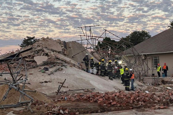 South Africa: six dead, dozens trapped in collapsed building