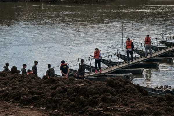 In Brazil, floating footbridges to overcome flooding