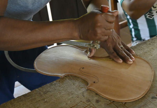 In the Amazon, the largest violin workshop in Bolivia