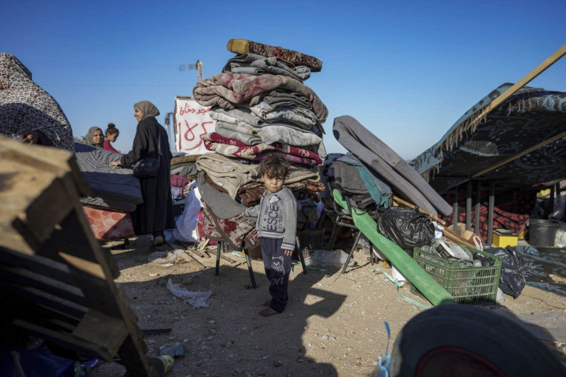 Negotiations in Cairo take place between Israeli raids and bombs in Rafah