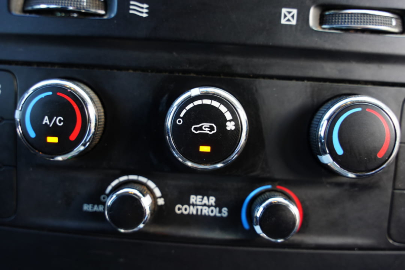 How and when to use your car&#39;s mysterious air recirculation button ?