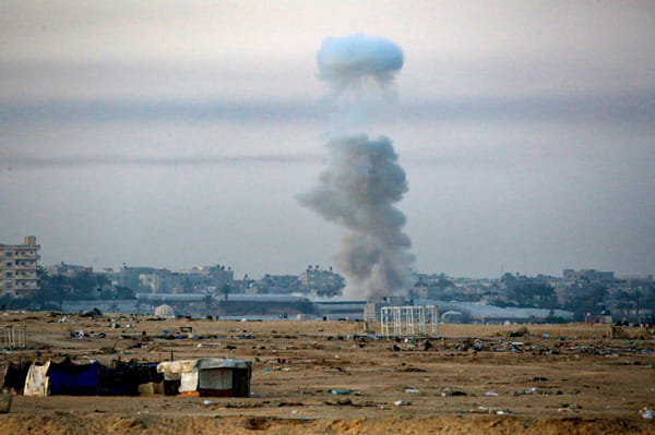 Rafah under bombardment, after the presentation of an Israeli ceasefire plan