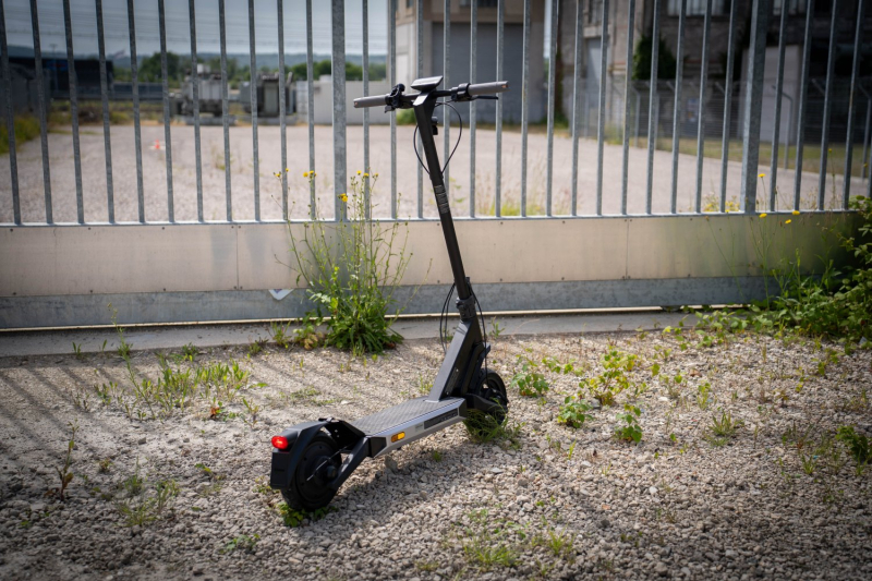 Navee S60 test: the electric scooter to put in the Cybertruck bed