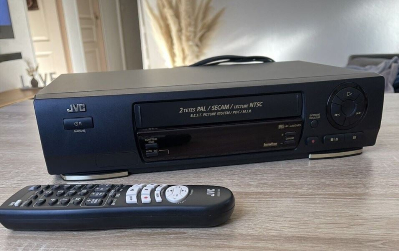 PasTech 🍉 Episode 16: a VCR, a VHS... it was cinema at home!