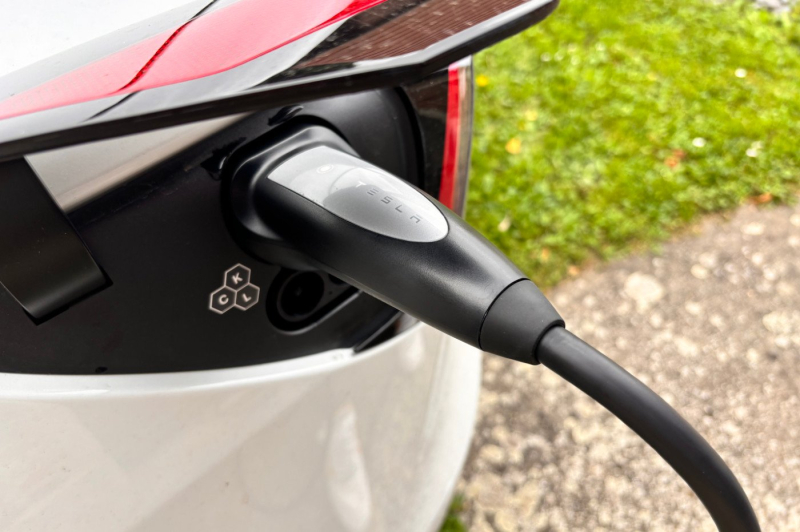 How much does it cost to charge an electric car at home ?