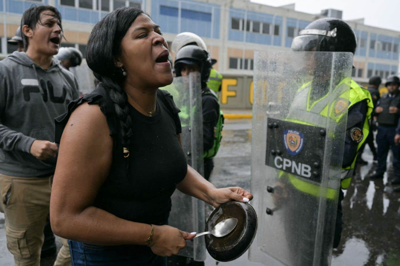 &#39;They robbed us&#39;: Anger mounts in Caracas over Maduro&#39;s re-election