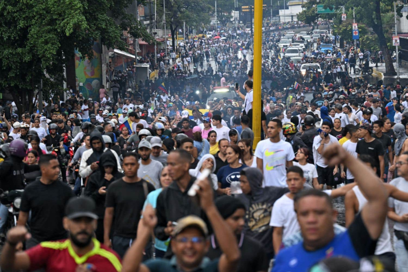 &#39;They robbed us&#39;: Anger mounts in Caracas over Maduro&#39;s re-election