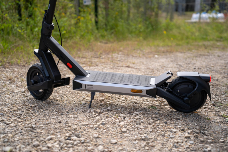 Navee S60 test: the electric scooter to put in the Cybertruck bed