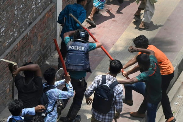 Bangladesh: 32 dead in violence, state TV on fire, internet cut