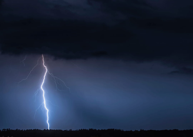 Should You Really Unplug Your Smartphone During a Thunderstorm ? Experts Answer