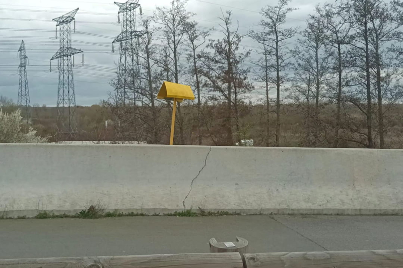 We see them everywhere on the roads, what is the meaning of these yellow stakes ?