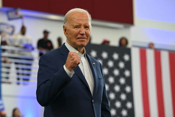 Under pressure to withdraw candidacy, Biden receives support from Bernie Sanders