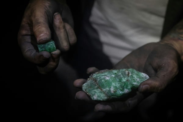 Emerald dust in Colombia: the dream of artisanal miners