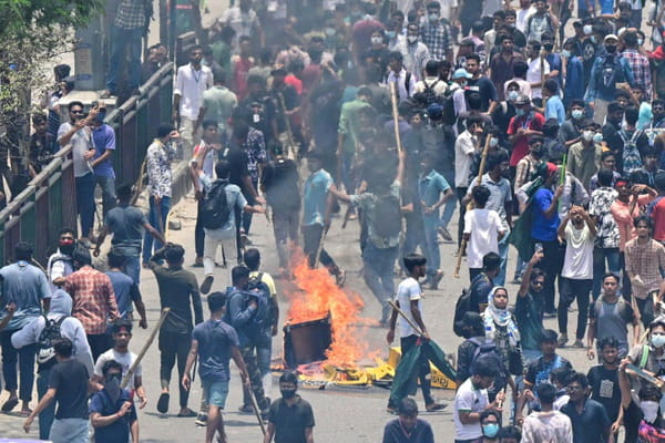 Bangladesh: 32 dead in violence, state TV on fire, internet cut