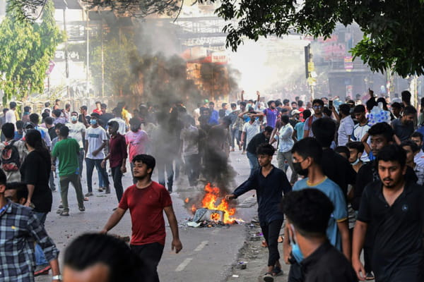 Bangladesh: 32 dead in violence, state TV on fire, internet cut