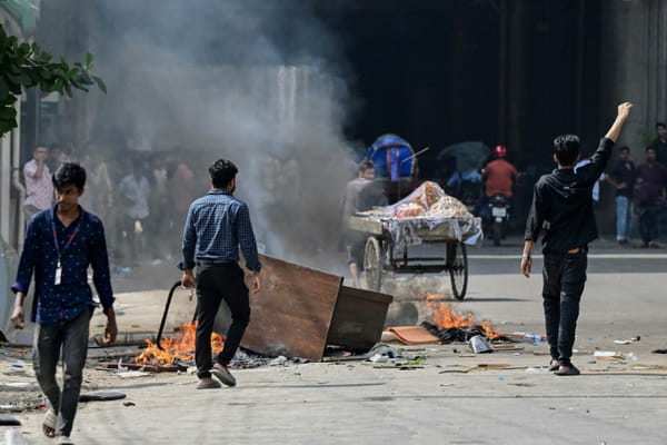 Bangladesh: 32 dead in violence, state TV on fire, internet cut