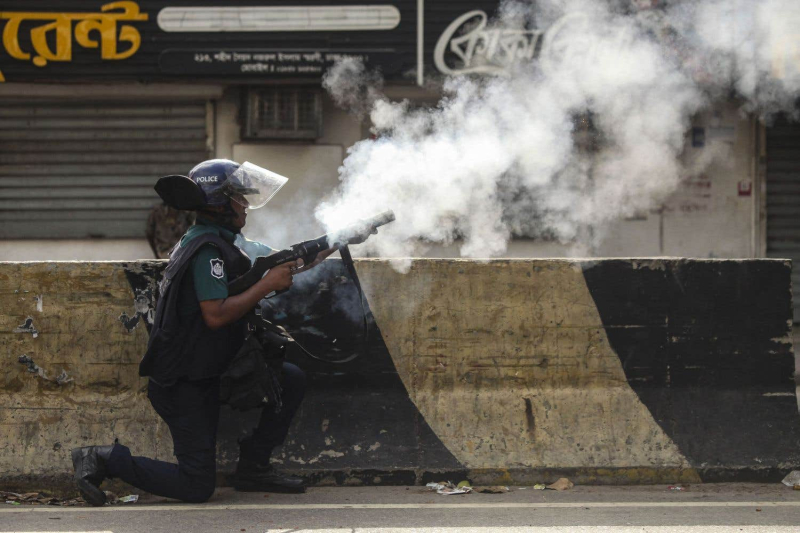 Police fire live ammunition at protesters in Bangladesh