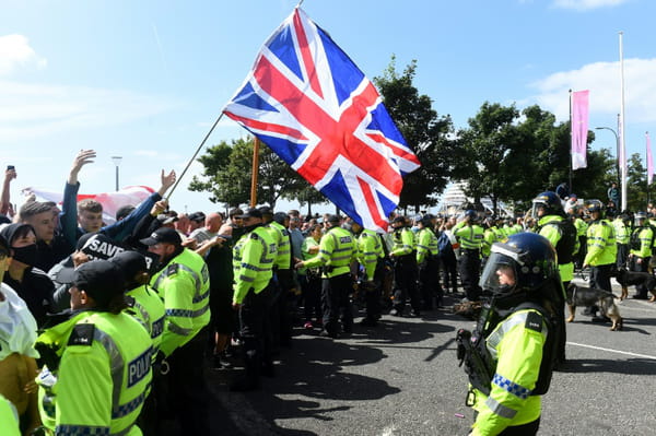 New day of violence between police and far-right protesters in the United Kingdom