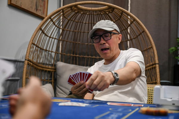 "Egg throwing", the card game that fascinates China but annoys the government