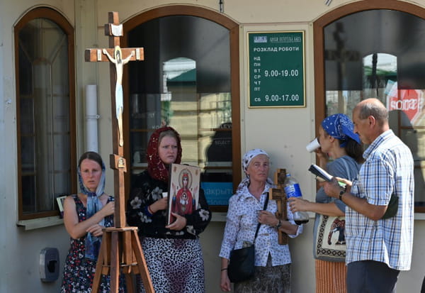 Civilians flee Russian advance near Pokrovsk in eastern Ukraine