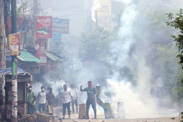 Bangladesh: Protesters march on capital after bloody day